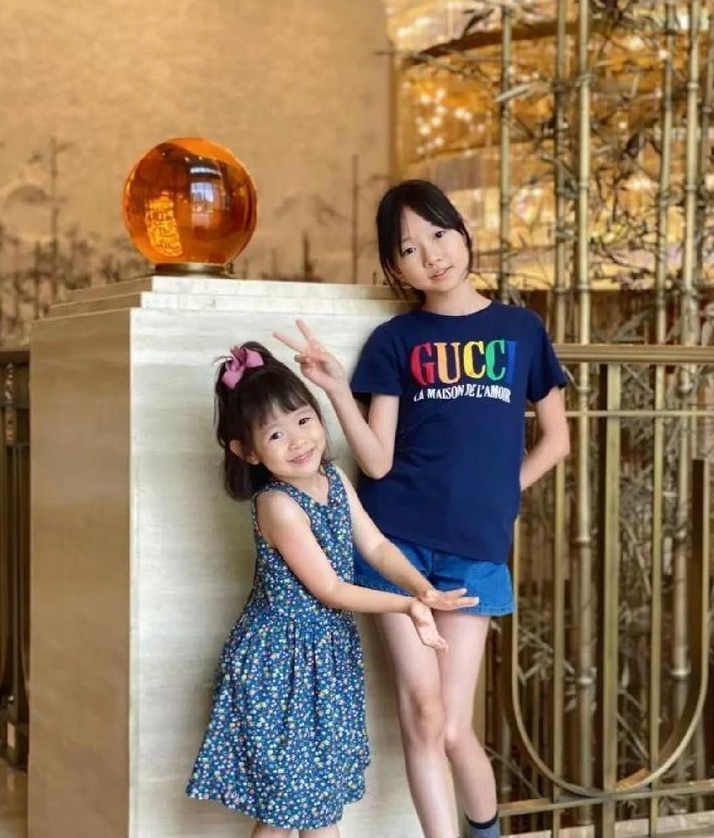 这不，郭晓东的大哥郭晓峰最近在网上晒了个全家福，火药味十足地说自己的老婆比弟弟的