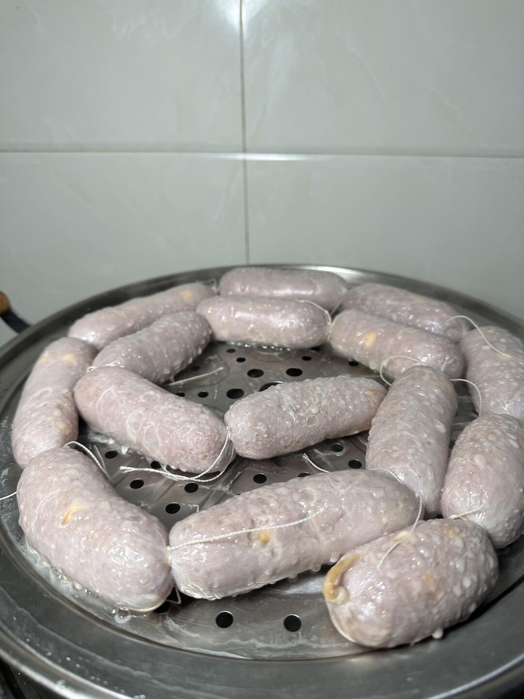 听网友的建议，肉稍微少点，火头小点，慢慢蒸，成功了。还放了些玉米进去，这次咸淡也