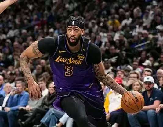 湖人102-116不敌快船队，本场输球，2人表现虽败犹荣，3人表现拉胯，堪称输球