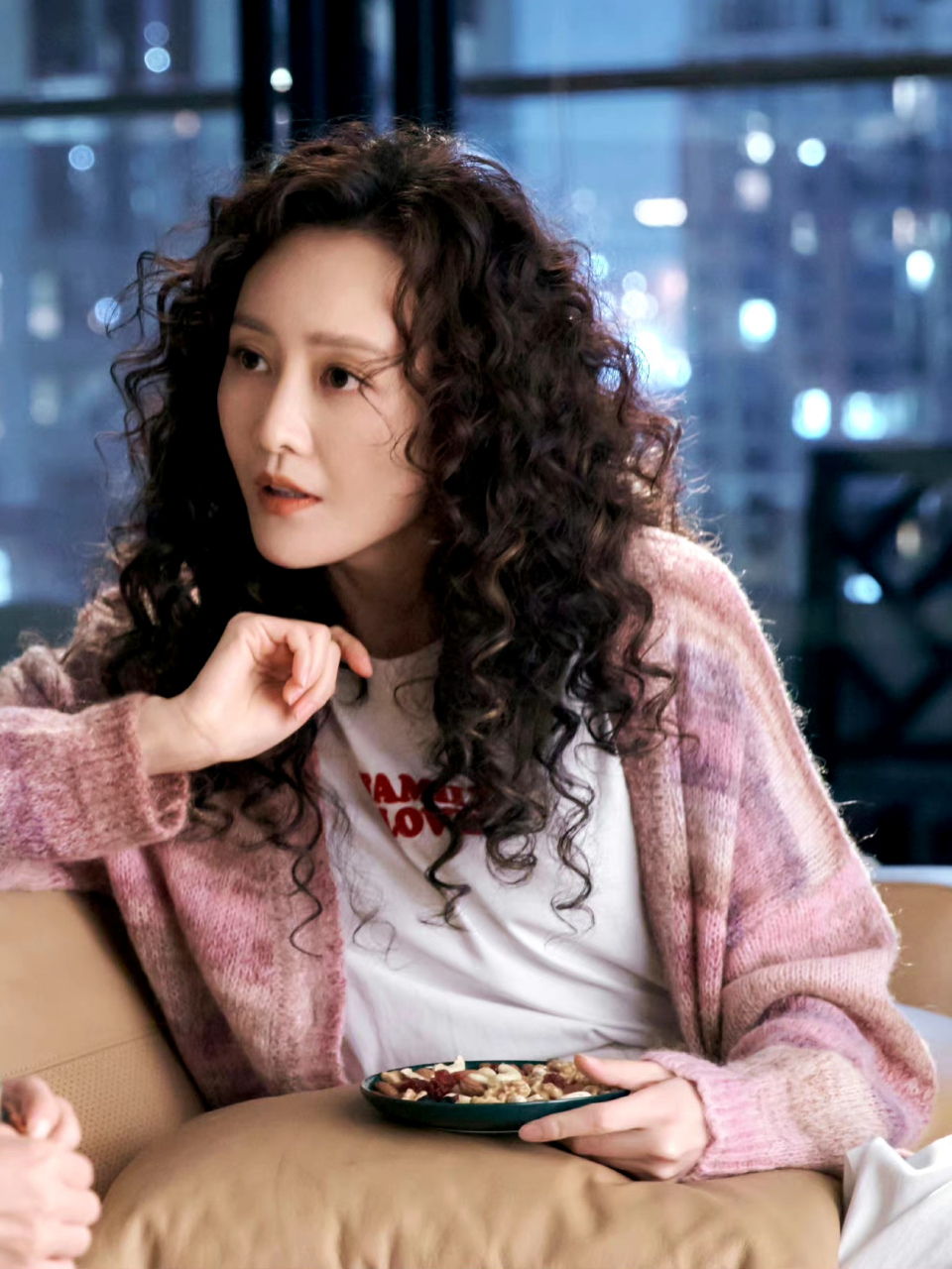 包贝尔自导自演了一部剧，发wx让王鸥来演女二号。第二天，王鸥的经纪人打电话过来，
