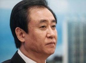 恒大因未履行给付义务，被广州市南沙区人民法院对公司及许家印采取限制消费措施。它不