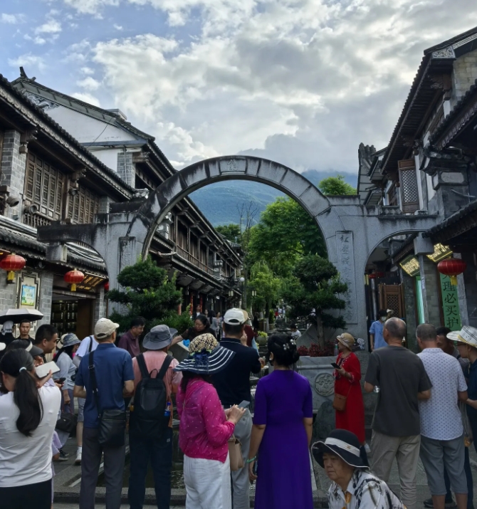 云南的大理，假期期间的客栈基本上是爆满，连个落脚的地方都难找。

客栈老板笑得合