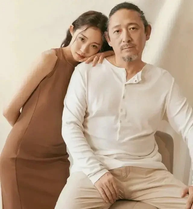 这位中国网红真厉害，懂得在戛纳红毯上出圈
开幕红毯官方直播巩俐0特写镜头，赵涛0