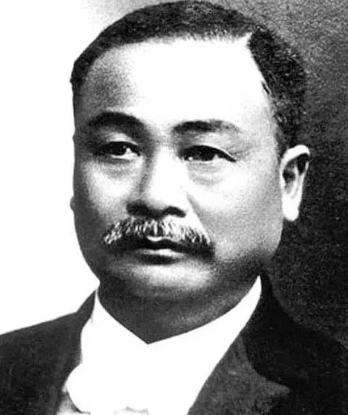 1909年，京张铁路贯通，这条铁路是中国历史上第一个由中国人自主设计、建造的铁路