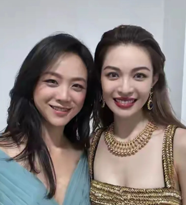 她确实也是个神奇的存在啊！

你说她漂亮吧，她也不是传统意义上的大美女，甚至合照