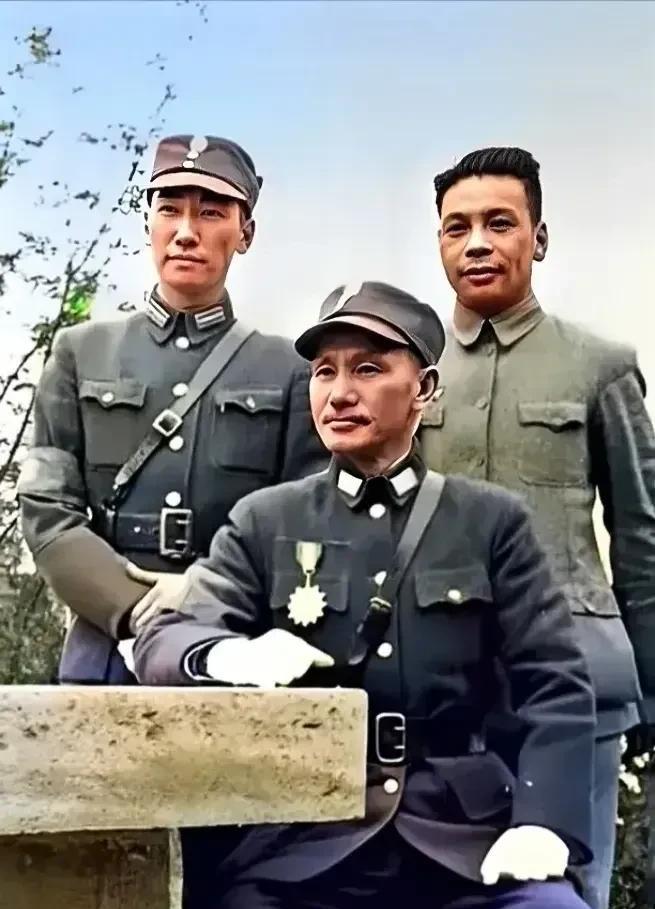 这张照片拍摄于1943年的重庆，这才是蒋介石真实的相貌，并不是演员饰演的角色！照