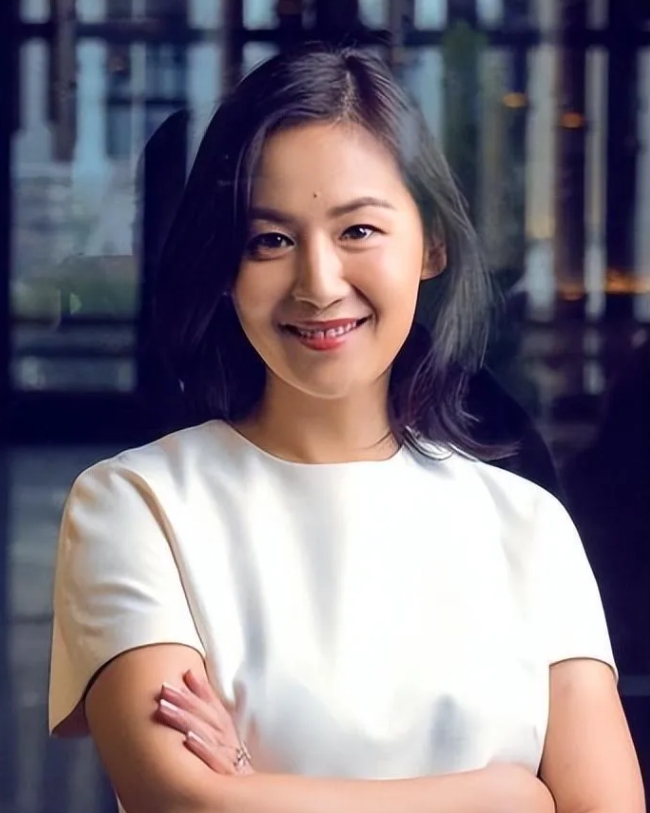 还挺想看她上春晚当主持人的，曾经东方卫视的美女主持人，可惜早早的被上海首富娶回家