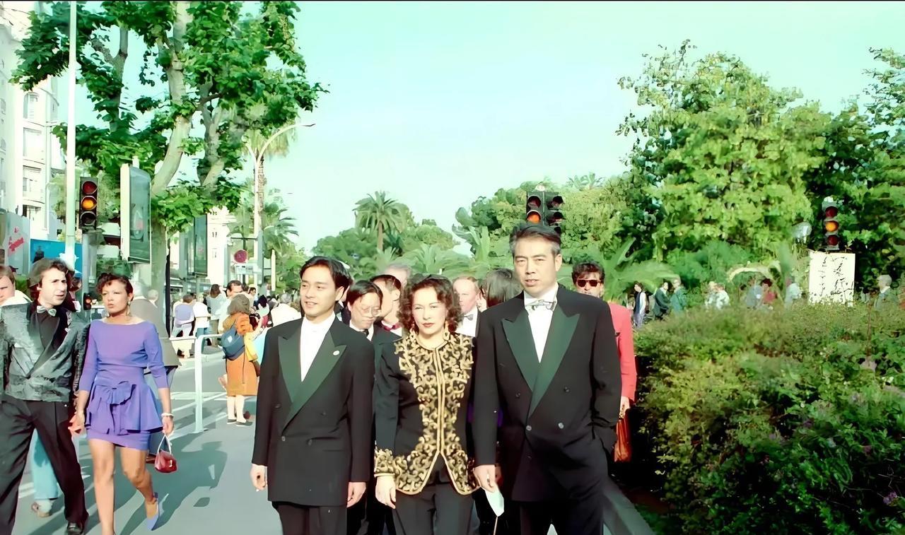 这是九十年代初，著名导演陈凯歌，与香港影、视、歌三栖巨星张国荣，一起走在法国戛纳
