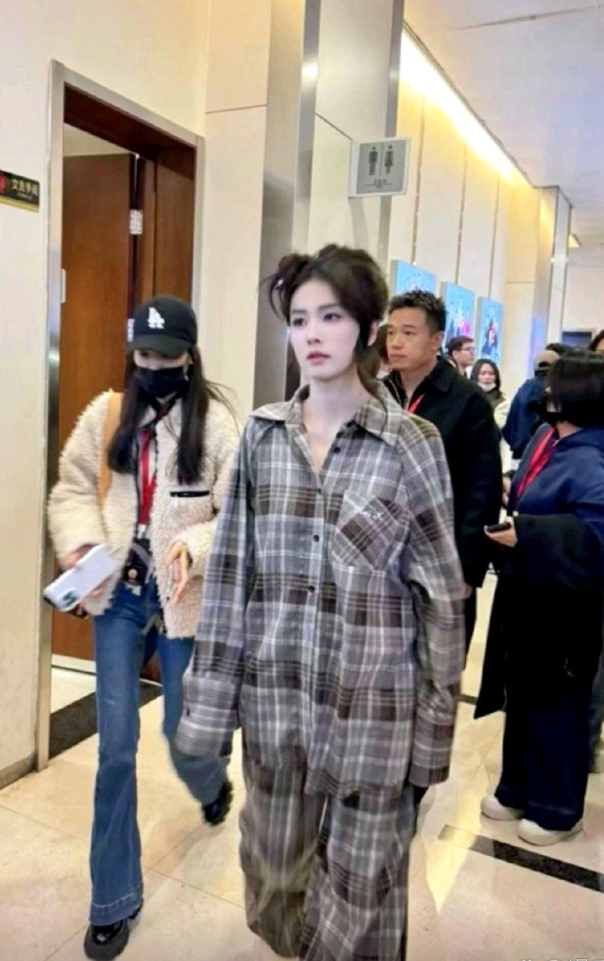 白鹿，穿着睡衣出来营业不像话，到底是谁在吹嘘她的美貌？
