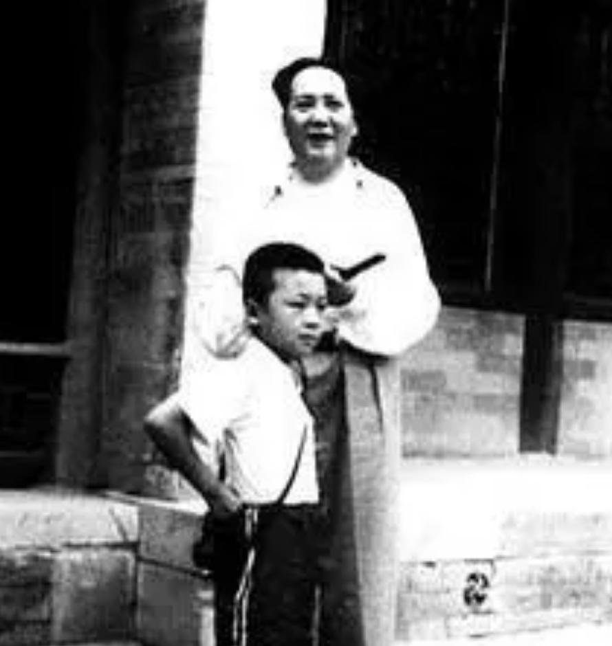 他是毛主席的亲侄子，并且深得毛主席的欣赏，可在主席离开后，他竟然密谋率部进京，这