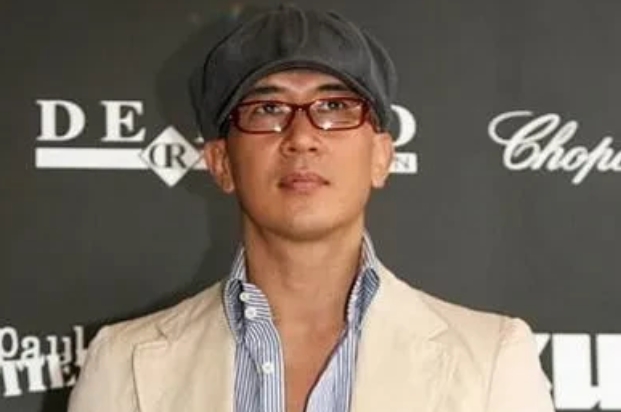 具俊晔这次回国，显得有些冷清。

听机场地勤说，他一个人现身机场，带着两个行李箱