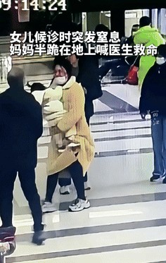 生死时速！浙江一女娃候诊时突然不行了，脸色刷白，妈妈直接崩溃跪地求救！命悬一线之