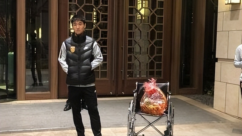 韦世豪的球场暴力！断子绝孙脚踢向前队友，一脚踢断乌国脚小腿