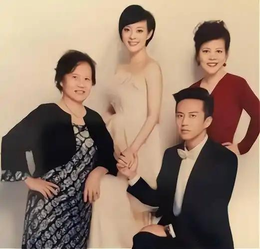 2007年，孙俪拍《新上海滩》时，偶遇了“抛弃”她们母女多年的父亲，正在路上摆摊