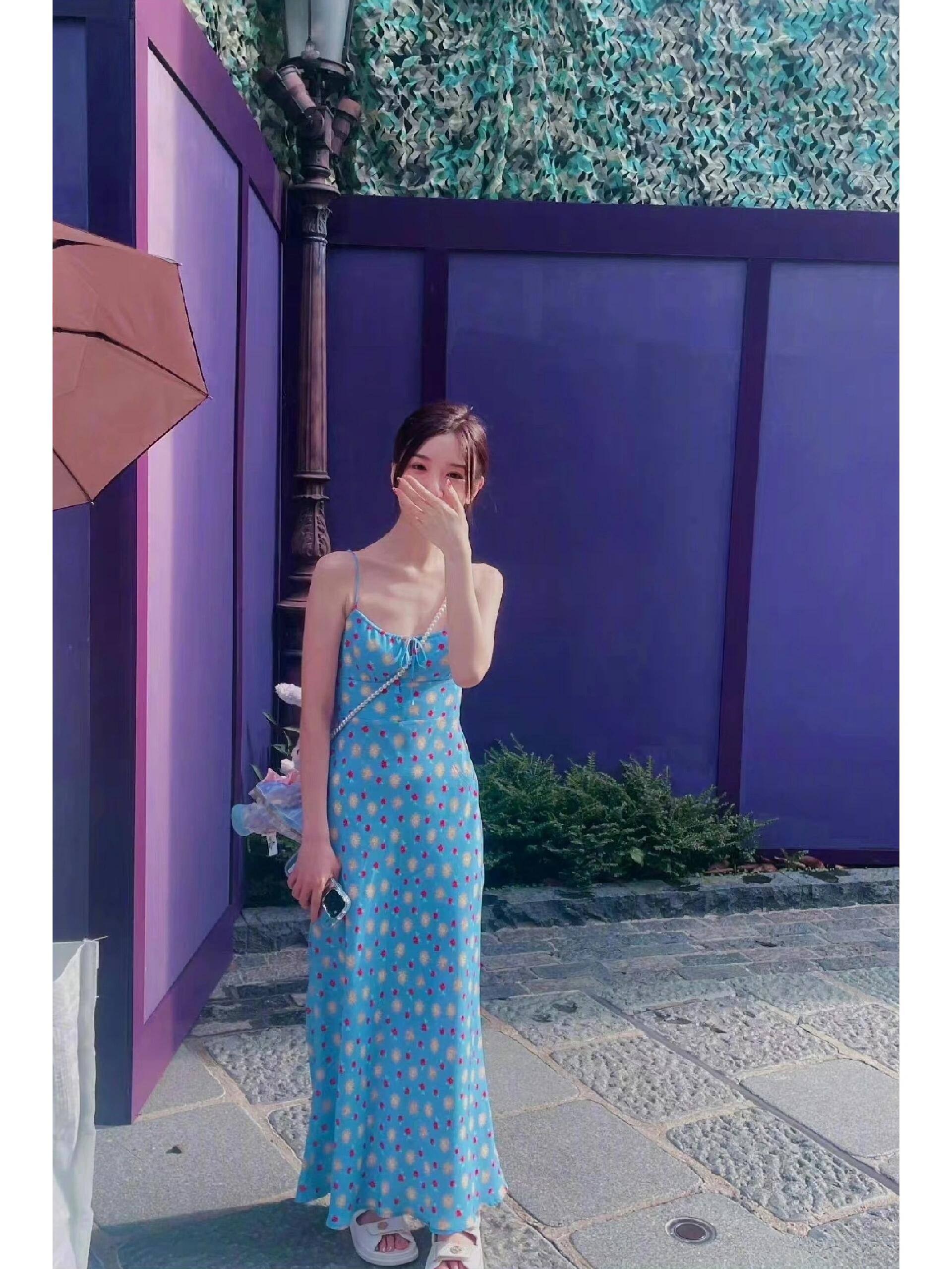 毛晓彤，蓝色碎花裙好青春