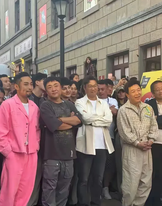 这造型装扮走在路上怕是路人甲都没有人认得出来。
其实明星私底下也就是普通人。
