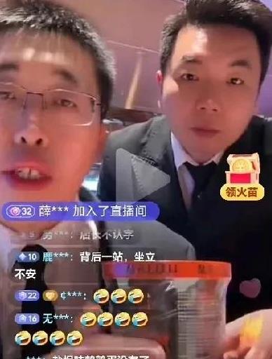 小井名言：店长认字，厨师长会说话！
小井正和姨姨们蛐蛐呢，店长来了，小井赶紧转换