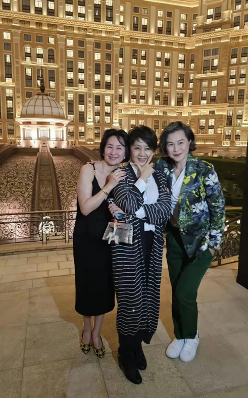 古今多少事，都付笑谈中。四太和何超琼都老了，争来争去没意思，如今也算是相逢一笑泯