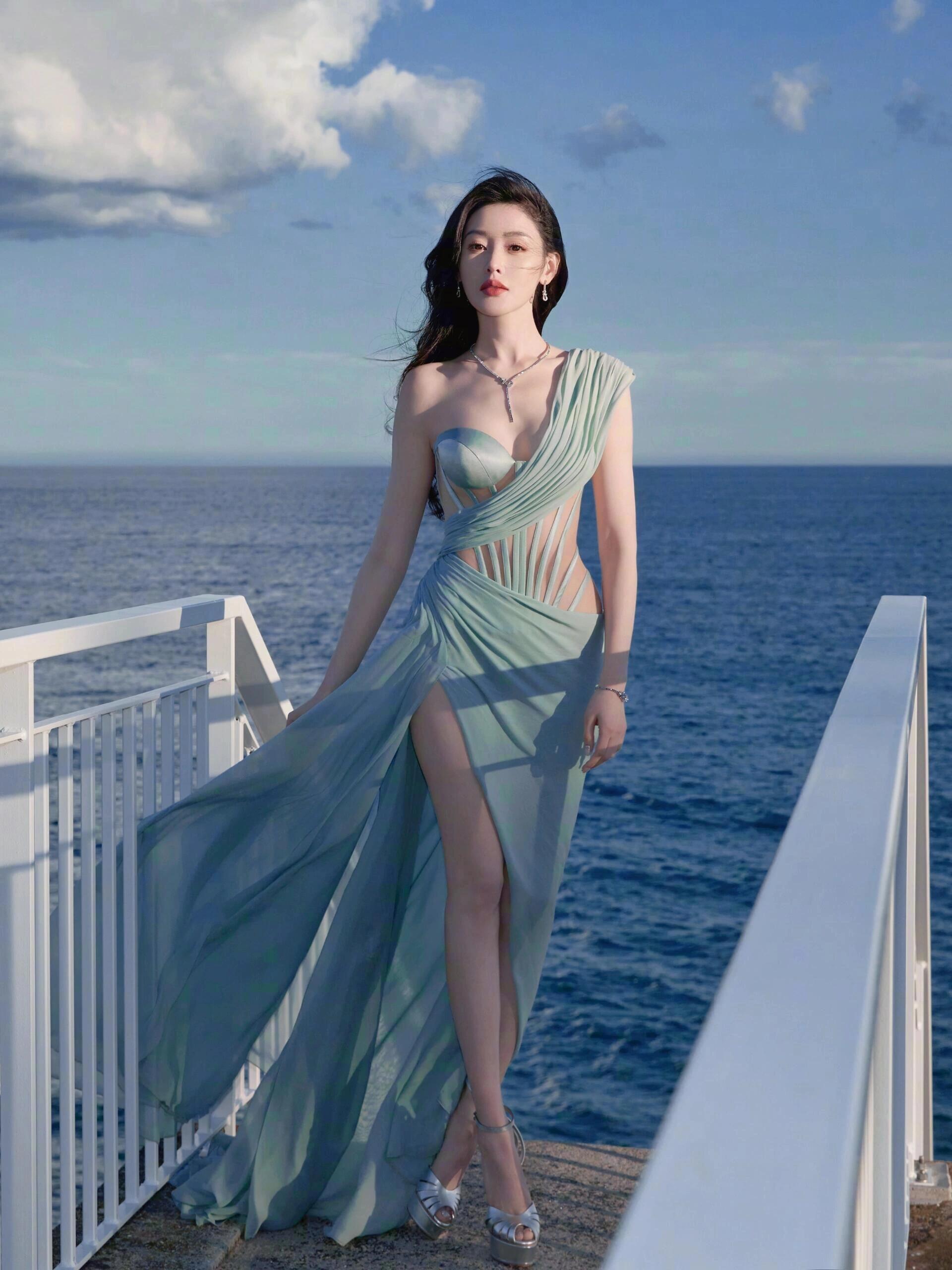 张天爱鱼骨礼服