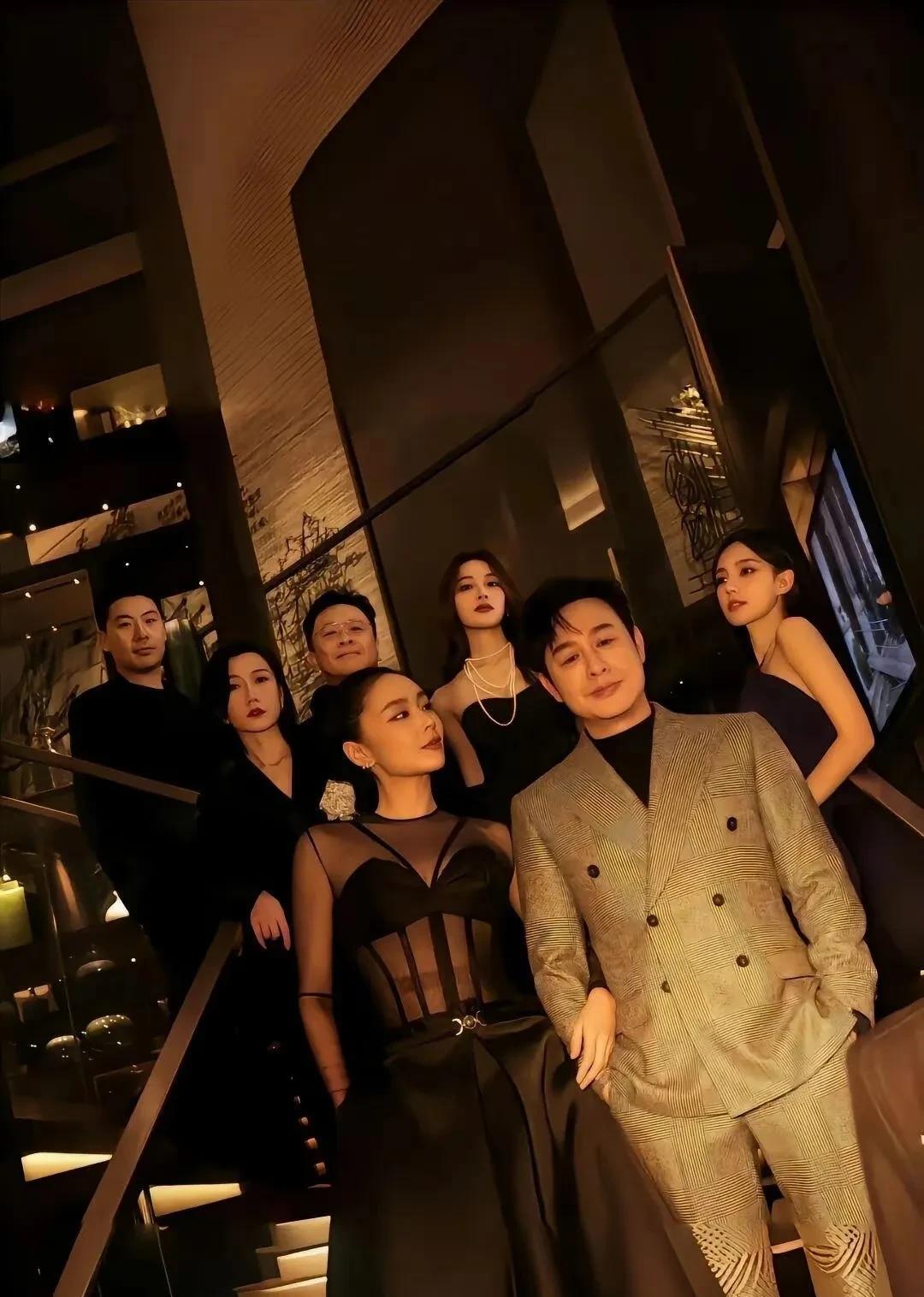 真得承认，这画面太抓眼了！瞧瞧“大嫂”高叶，那身材婀娜得很，穿衣打扮时尚精致，轻