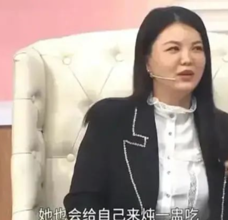 李湘说自己家住家阿姨给李湘炖三万一蛊燕窝的时候，也会给自己炖一蛊自己吃，李湘知道