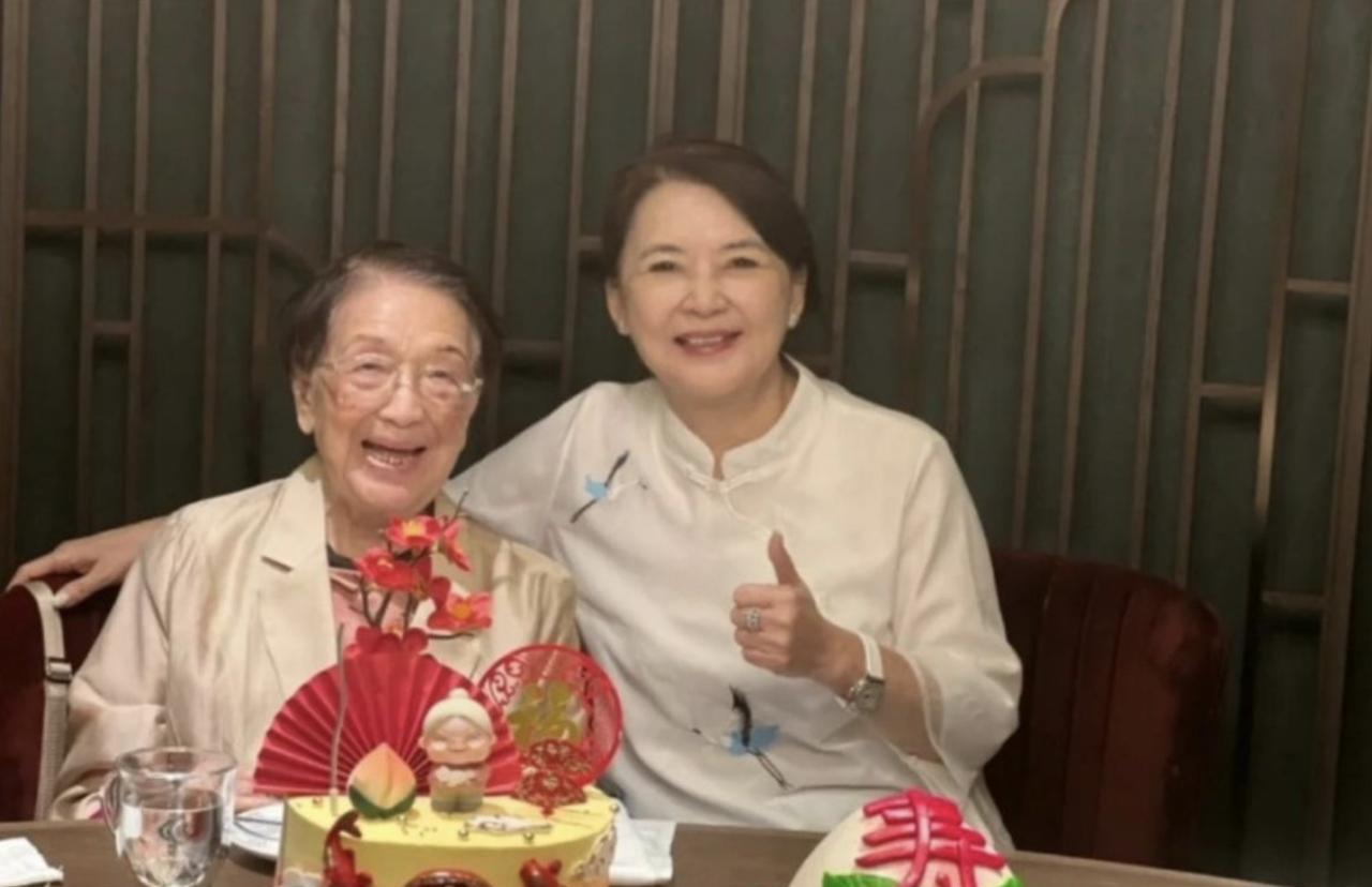 胡慧中的婆婆迎来百岁大寿，一家人齐聚一堂为老人家祝寿，胡慧中在社交平台上公开了祝