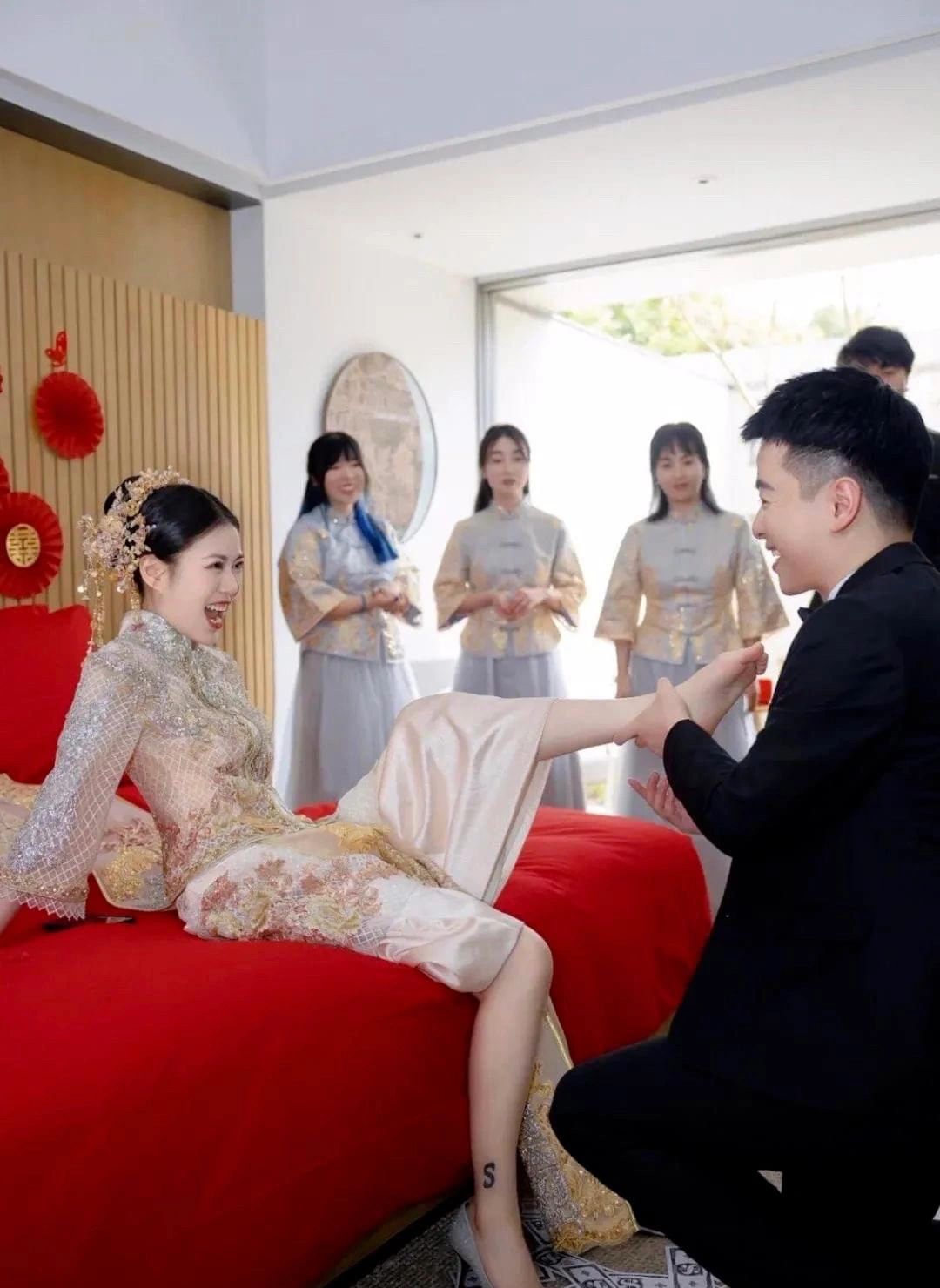 新娘脚上的S纹身是什么意思？宋、孙、沈、佘........