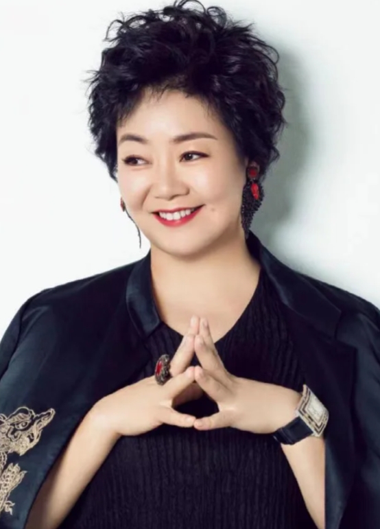 萨日娜从毕业6年无戏可拍，成为妈妈专业户