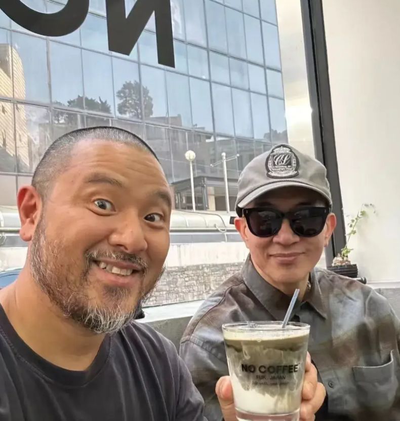 具俊晔又晒出和几个老伙计的聚会照…
讲真
就左边这个胡子拉碴的男人
跟具俊晔在一
