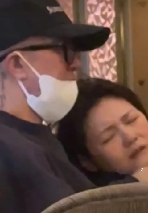 网友拍到了大S生前日本就医的画面，她紧闭双眼脸色惨白，面部浮肿气若游丝，表情十分