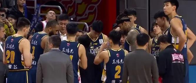 广东内线劣势无限放大，内线被王哲林羞辱

1，广东内线有莫兰得，和人称身高2.2