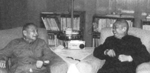 1970年，福州军区司令韩先楚上将正在办公。突然接到1份“秘电”。原来，在江西化