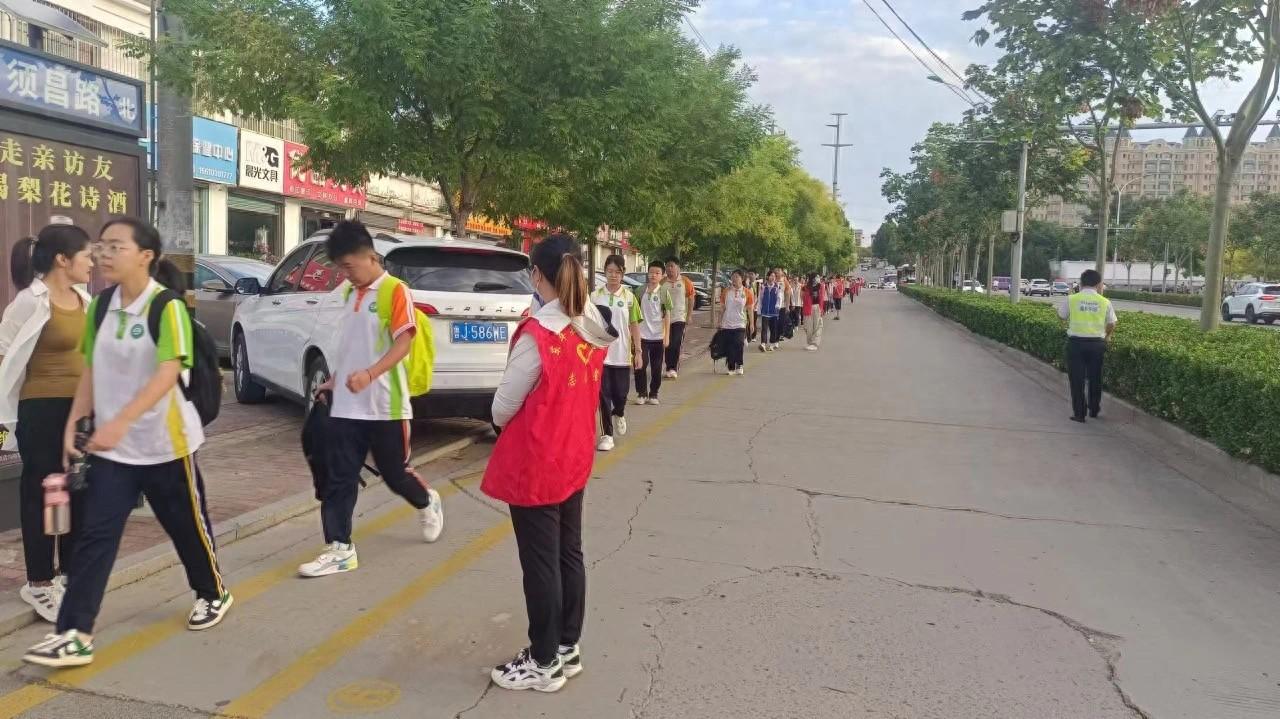 山东学校发生了一起车祸，导致11人死亡，现在有4个疑问需要澄清：

1、有目击者