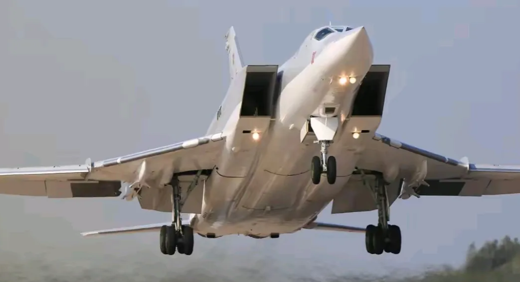 到目前为止，轰炸机都是我们的短板。只要轰20一天不形成战斗力，我们的轰炸机，尤其