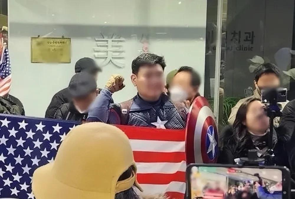 【今日要闻】打扮成“美国队长”闯大使馆的韩国男子被逮捕
首尔时间2025年2月2