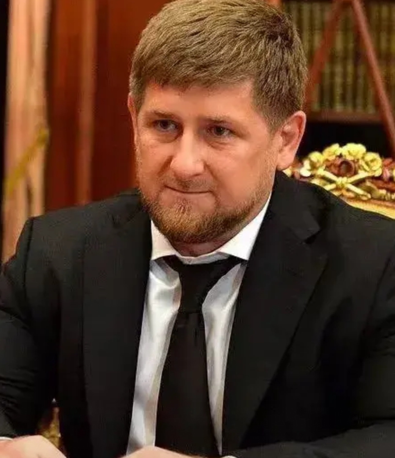 突发消息
卡德罗夫刚刚突然宣布！
据报道，10月30日，车臣的领导层对前线的军事