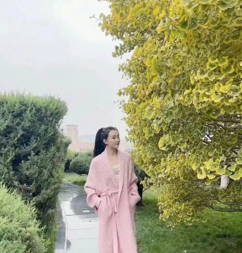 50岁的王艳虽然扎着马尾穿着粉色衣服打扮得很年轻，但深陷的眼窝疲惫的眼神暴露了年