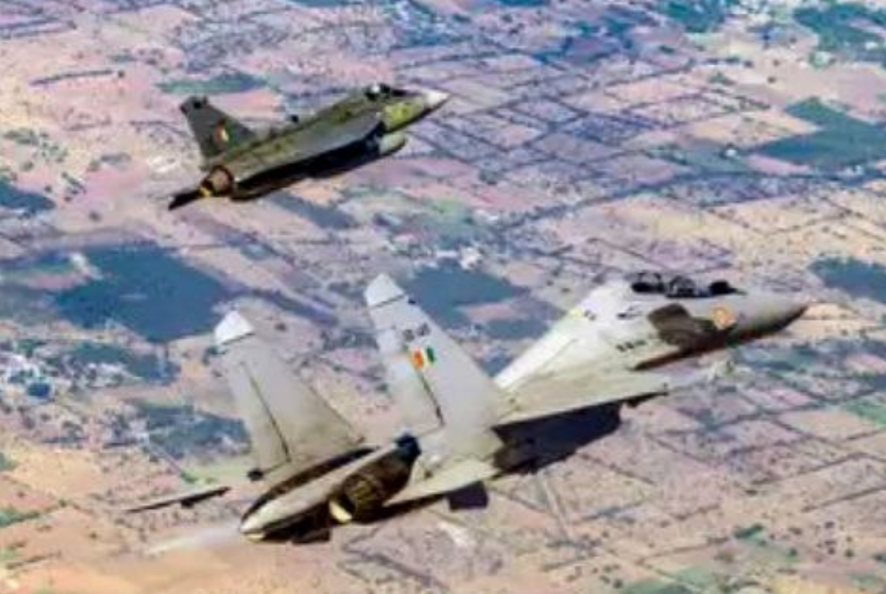 印度空军又出糗，靶场意外丢炸弹，沙漠现巨坑
 

8月22日，印度空军在其社交媒