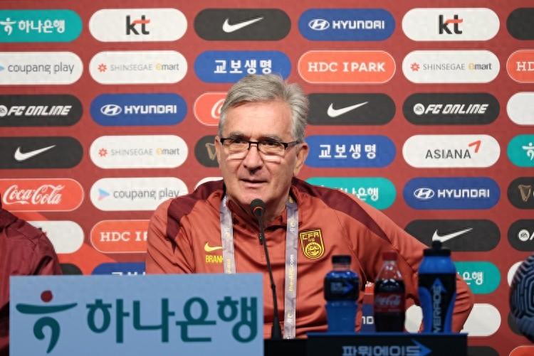 国足主教练伊万在最新的集训名单里还是没有选吴曦、于汉超这些老将，连张琳芃和谭龙也