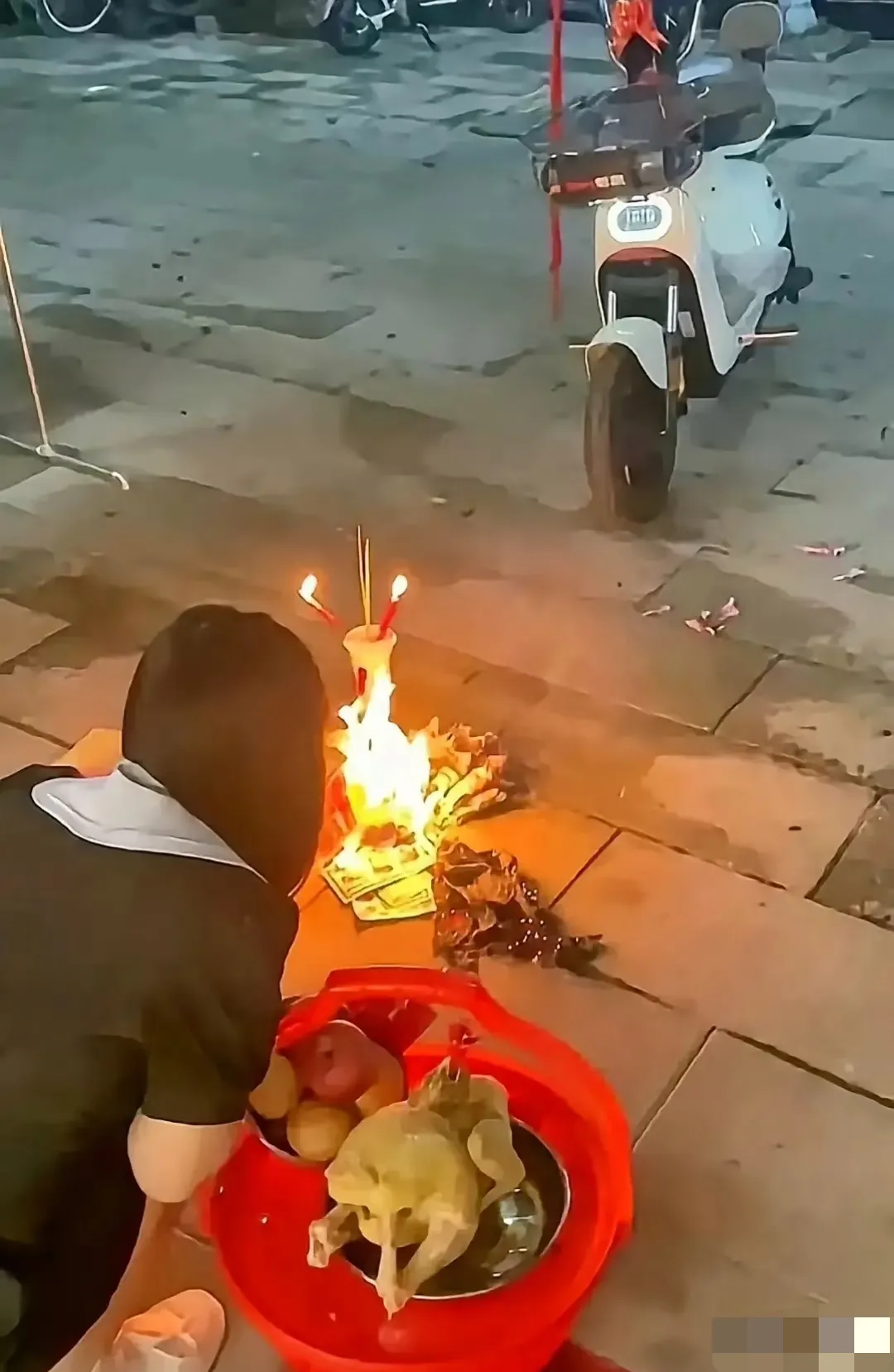 不就买了一辆电动车吗？至于这么兴师动众的吗[泪奔][泪奔][泪奔]