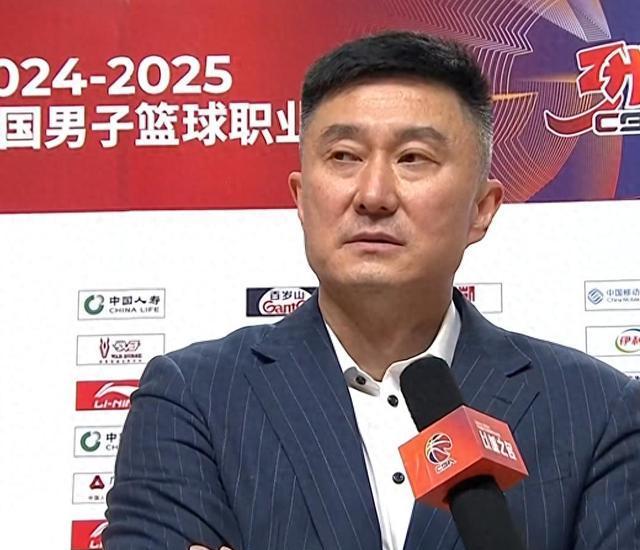 教练场上发飙引热议，杜锋批球员影响大，团队沟通成关键