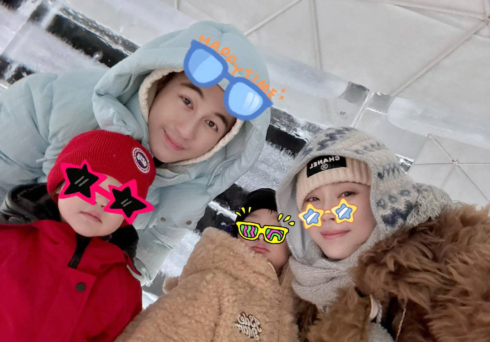 奚梦瑶晒全家福迎接2025！🎉
与何猷君和可爱的儿女一起滑雪，幸福满满！❄️一