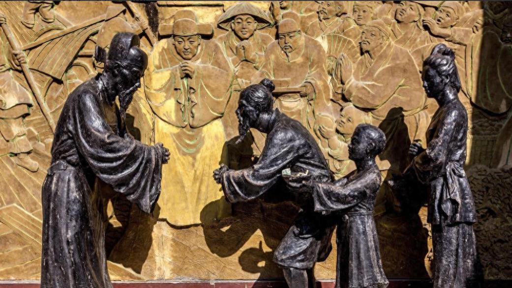 海瑞奇怪的升迁之路：同僚恨他，又不敢弄死他，干脆花钱帮他升官