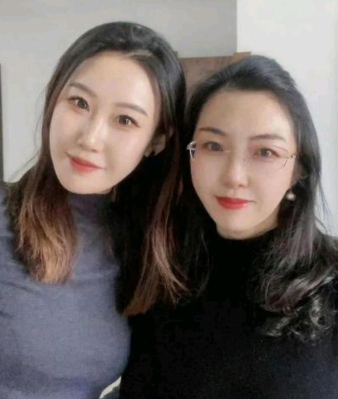 我今年25，我妈妈51，这是我和我妈妈的合照，你们能看出来哪个是我哪个是我妈妈吗