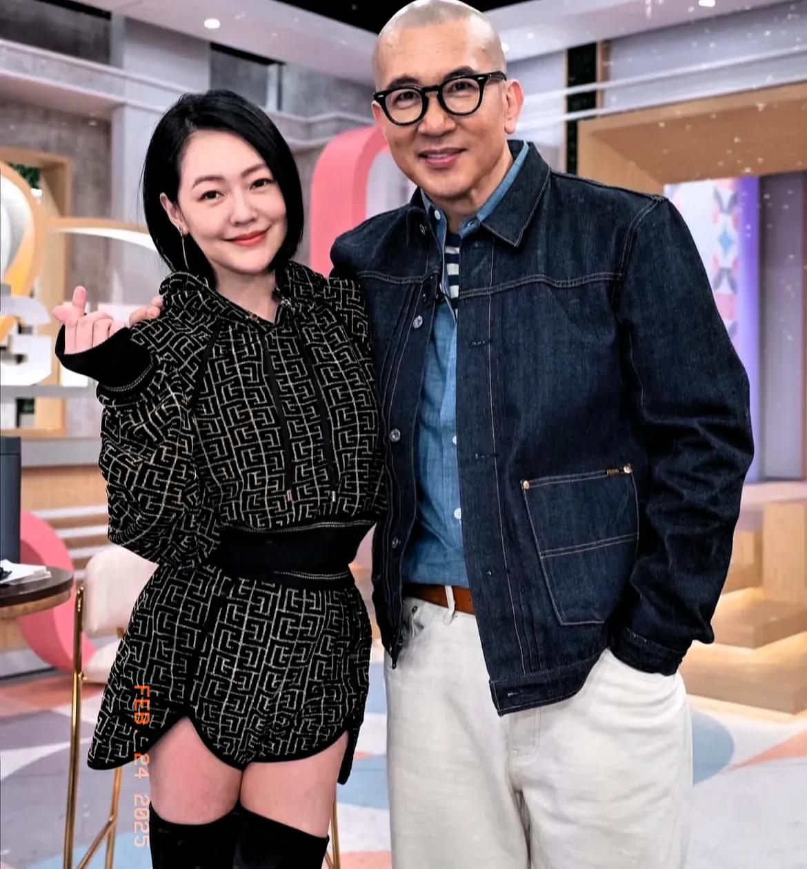 小S和具俊晔的亲密合照一曝光，瞬间引爆话题！他们的互动让人觉得超越了常规的姐夫与