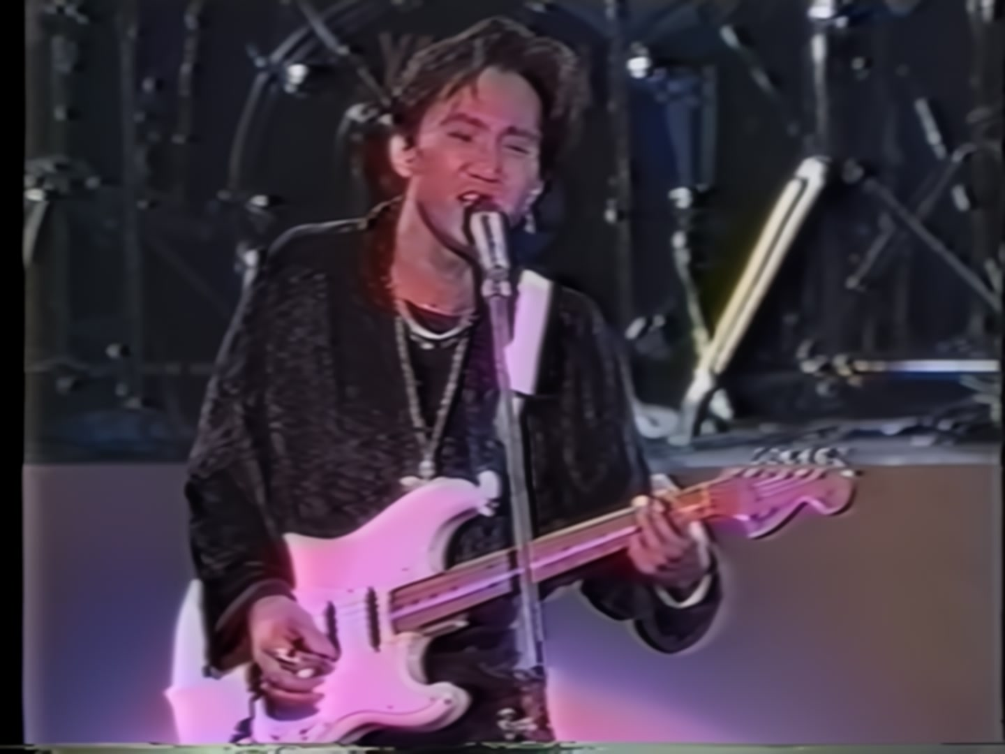 1993年6月24日，黄家驹在日本演出时，不幸从3米高的舞台摔落，经过6天的抢救
