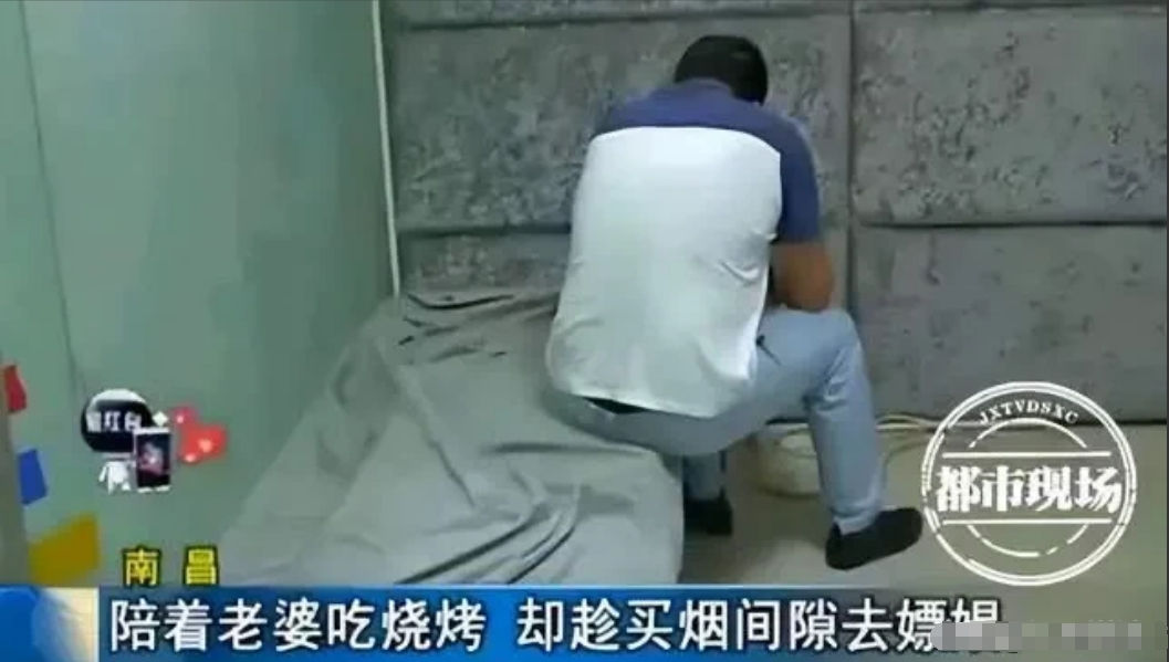 “时间管理大师！”江西，一男子与妻子吃烧烤时，烟瘾突然犯了，便去超市买包烟，岂料