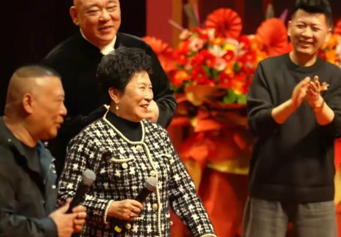 杨议还真的是糊涂啊。


作为相声演员，可以不会说相声，但是不能没有情商。可以跟