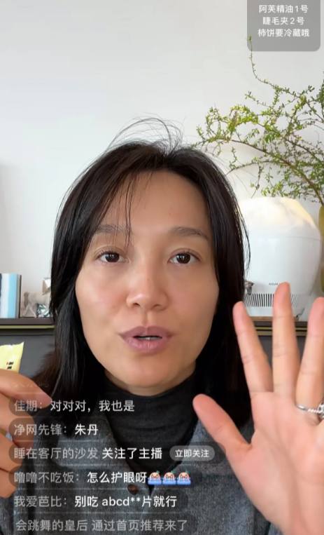 朱丹长相挺大方的，就是皮肤太黑了，化了妆也看起来面黄肌瘦气色不好，加上她不太修边