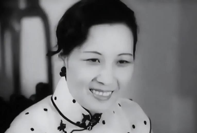 1981年，病重的宋庆龄躺在病床上，突然她握住沈粹缜的手，泪流满面地说：“我真的